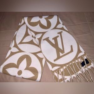 Louis Vuitton LV Medallion Scarf